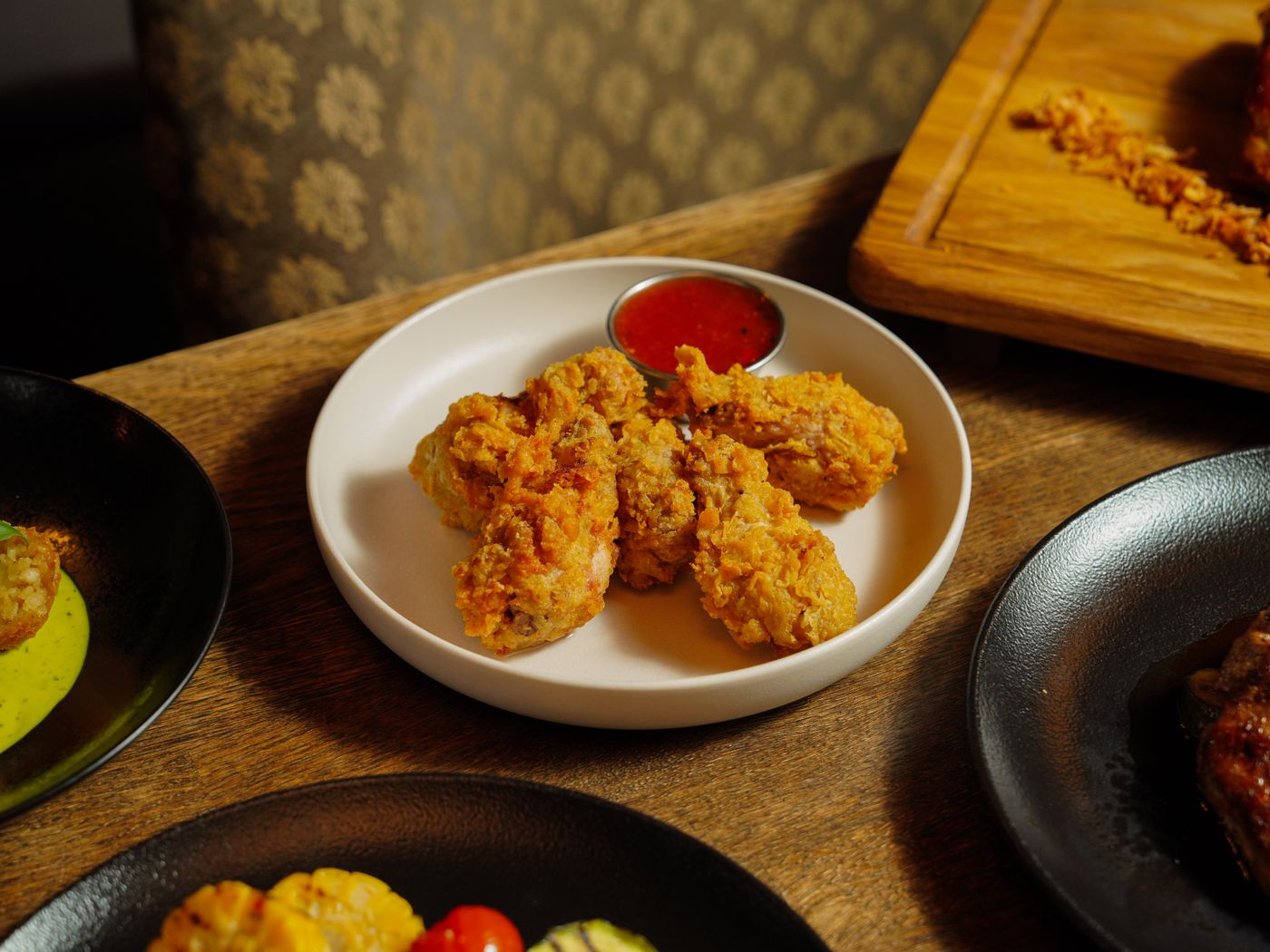 Chicken donuts panés servis avec une sauce piquante