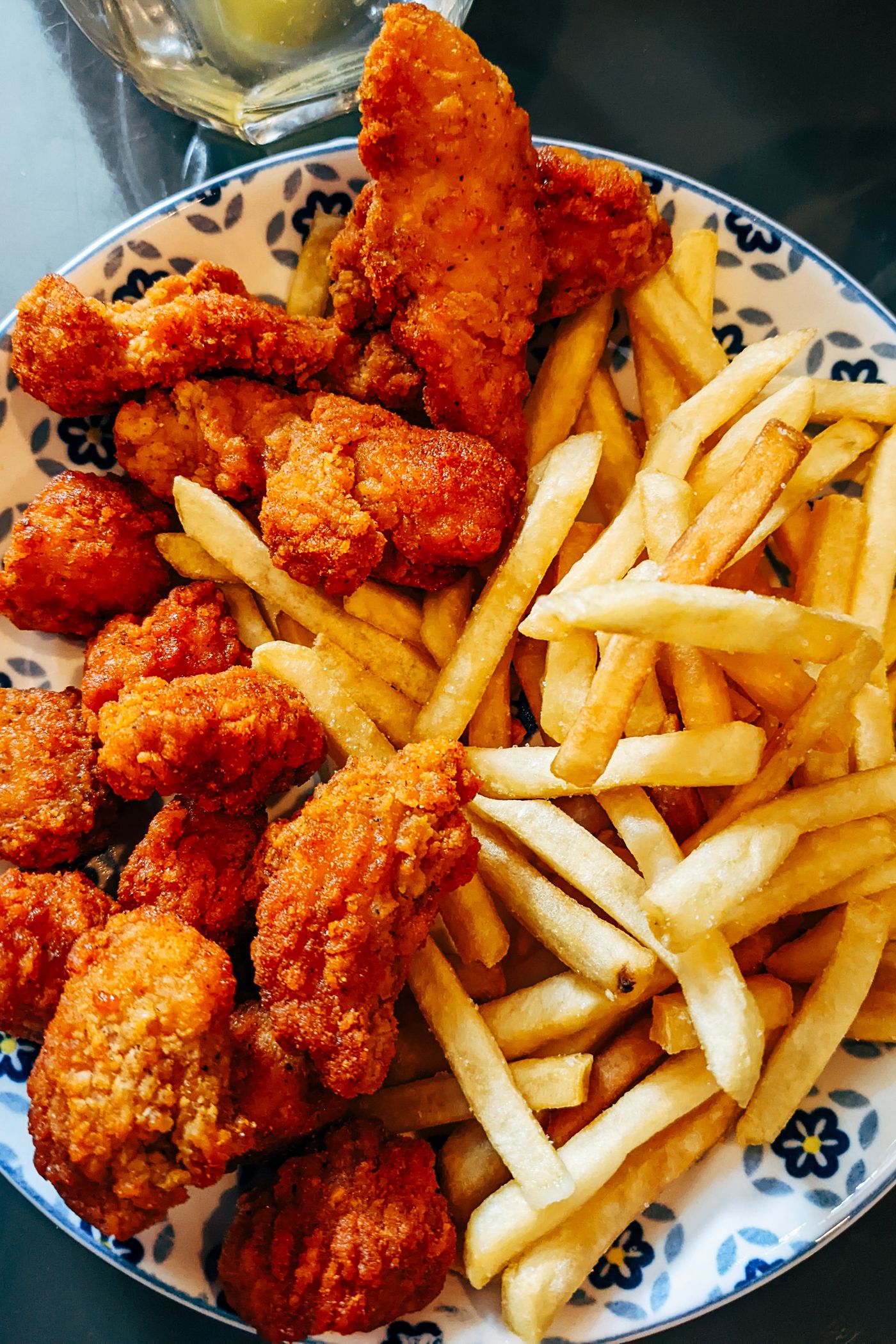 Tenders de poulet panés et frites servis dans une assiette